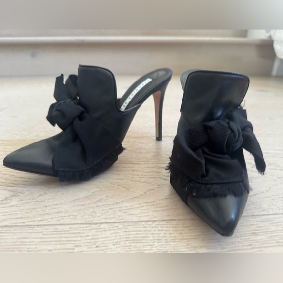 Veronica Beard
Leather Bow Accents Mules black 
Women's Size 37.5 - Picture 9 of 15